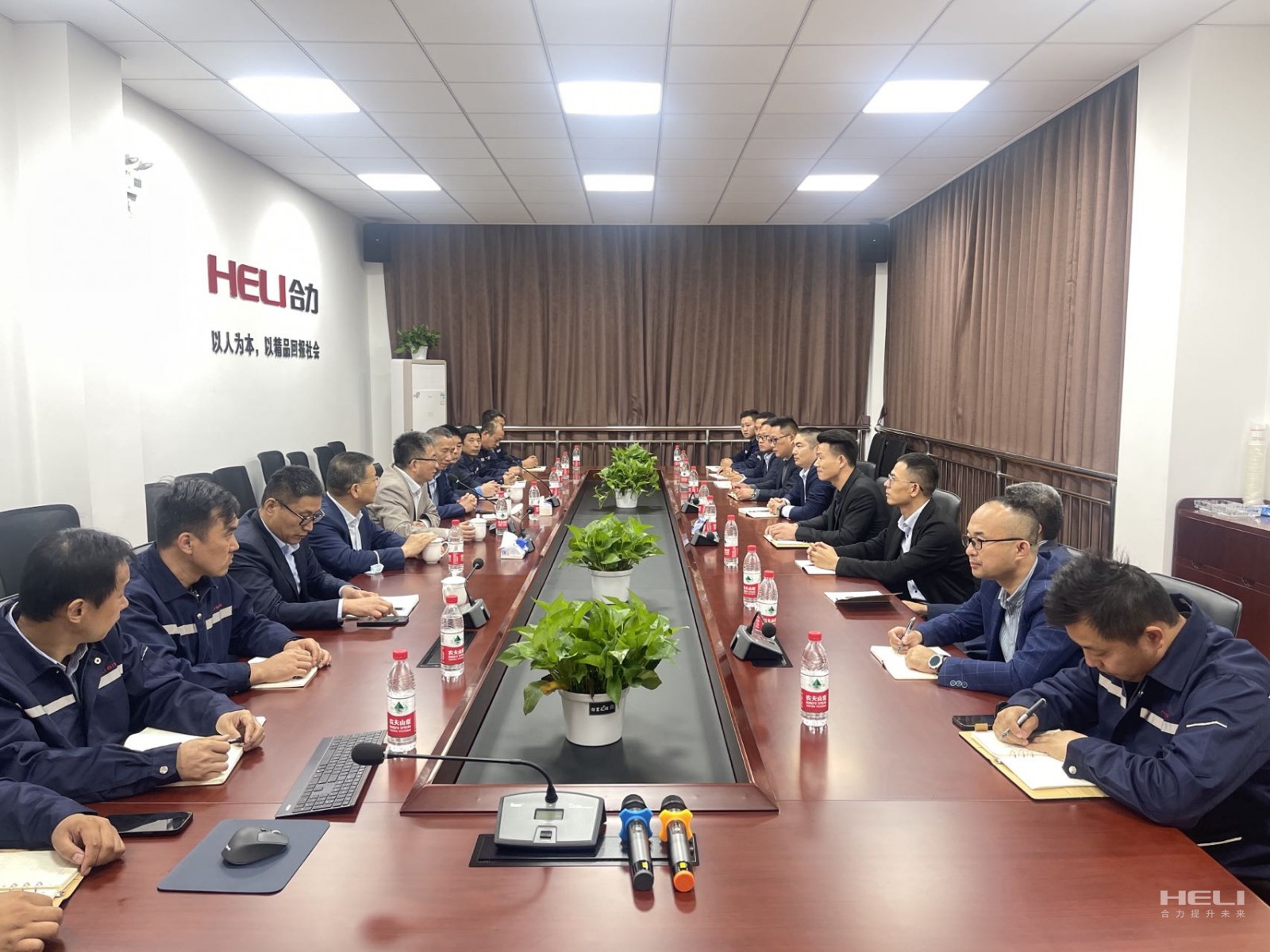 与上海人生就是博手机版昆山、嘉定分公司员工互换座谈.jpg